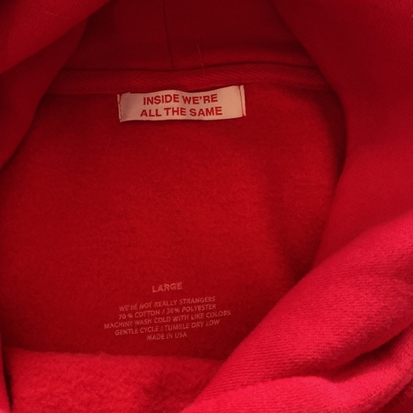 Inside, we’re all the same red kangaroo hoodie. Size large, but quite oversized. - Picture 4 of 6